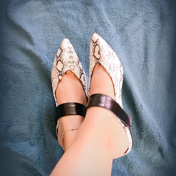 Ladies Pointed toe flat slides. Snake skin color - Picture 2 of 7